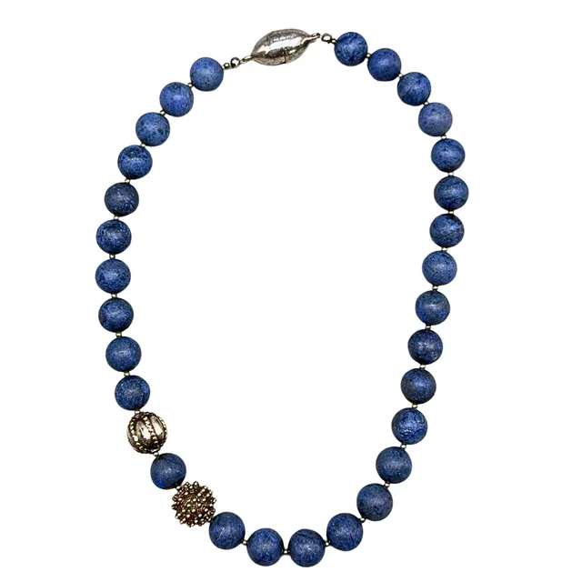 HALSKETTE AUS BLAUEN STEINPERLEN MIT ZIERELEMENTEN UND 925ER SILBERVERSCHLUSS.
