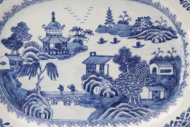 STEKFAT, TVÅ ST. Porslin med blåvit dekor. Kina, Qianlong, 1700-tal.