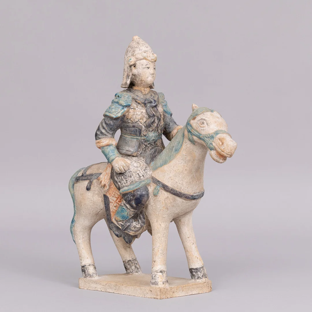 RYTTARFIGUR, terracotta, Ming (1368-1644), Kina. — Oriental — Garpenhus Auktioner