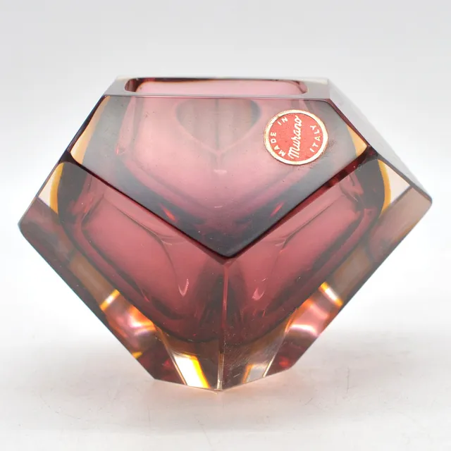 FLAVIO POLI. MURANO DESIGNERSCHALE, STUDIOGLAS, FACETTIERTE WANDUNG, SOMMERSO, ITALIEN, UM 1950ER JAHRE, MIT MURANO-ETIKETT.