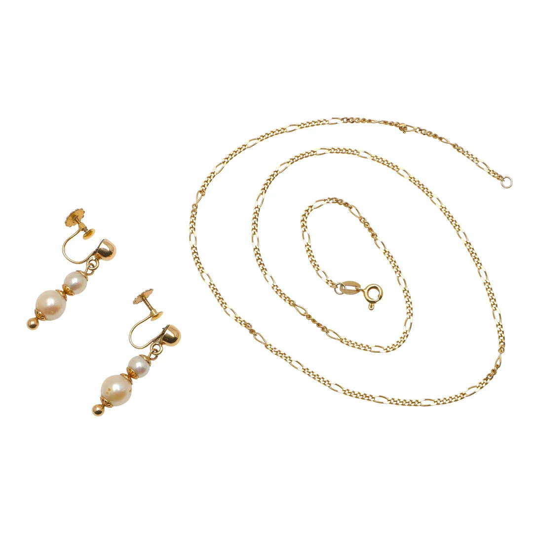 A PAIR OF GOLD AND CULTURED PEARL EARRINGS AND A 9CT GOLD CHAIN. — Earrings — Lawrences Auctioneers
