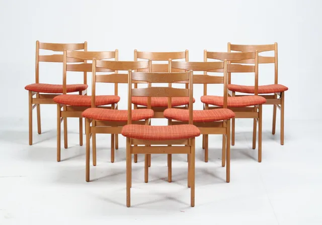 Danish furniture manufacturer. Set of 8 oak/beech chairs. (8)