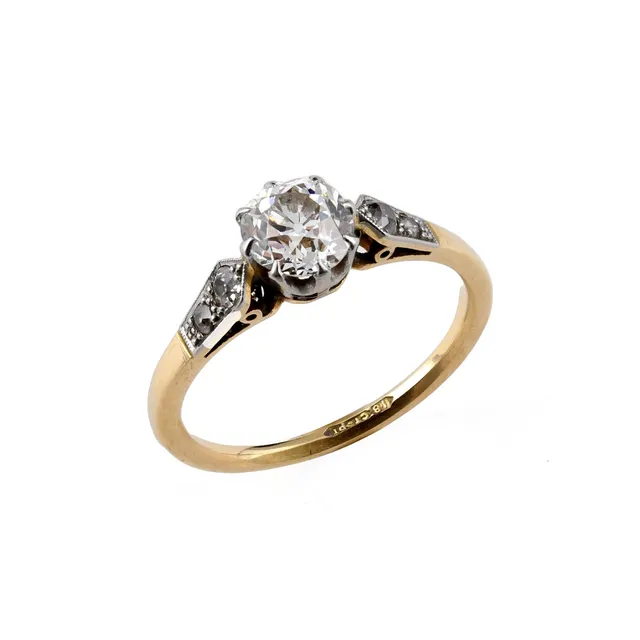 A DIAMOND SOLITAIRE RING.