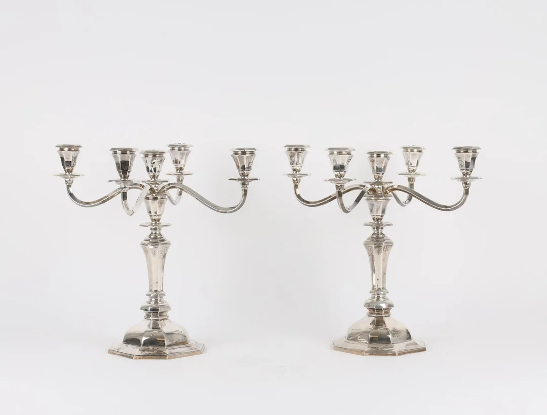P. Hertz. Pair of five-armed candelabra - 1951 (2) — Silver, bronze, copper and pewter/Silver candlesticks — Lauritz