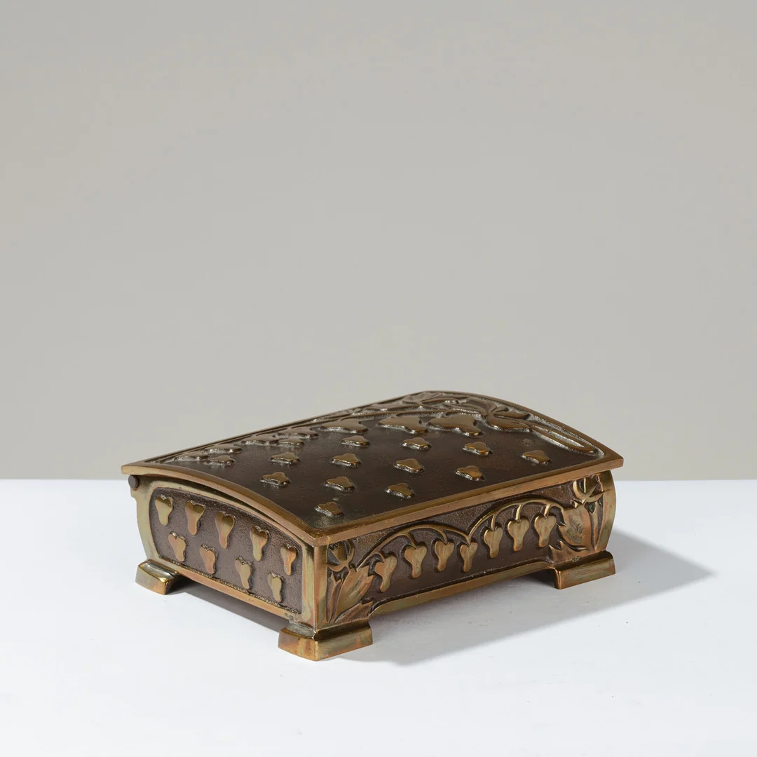 NIELS DAM RAVN: Box in partially dark patinated ore decorated with leaf vines in high relief, Nordisk Metalkunst, Denmark, Nordic Art Deco, mid-20th century. — Other metals — Palsgaard Kunstauktioner