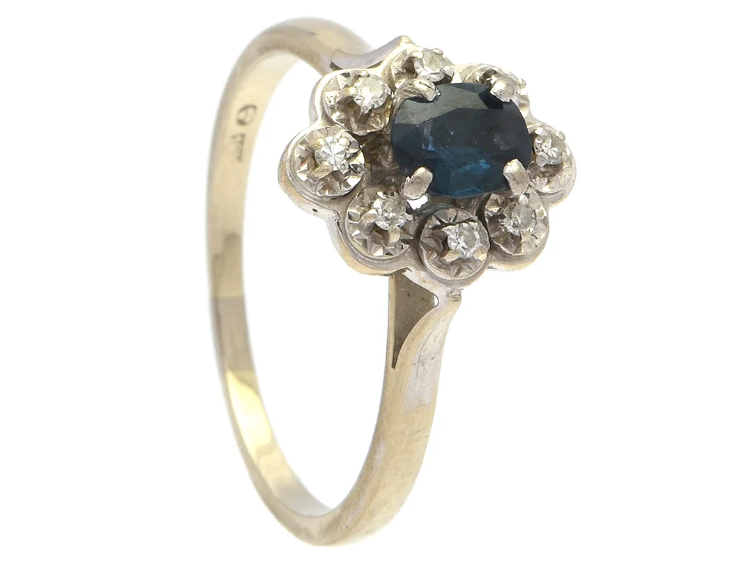 RING, 18K vitguld, åttkantslipade diamanter, ovalslipad safir, stl 18 mm, vikt 3,5 g, en klo till safiren är sned, litet nagg på safiren. — Smycken/Carmoséring — Kaplans