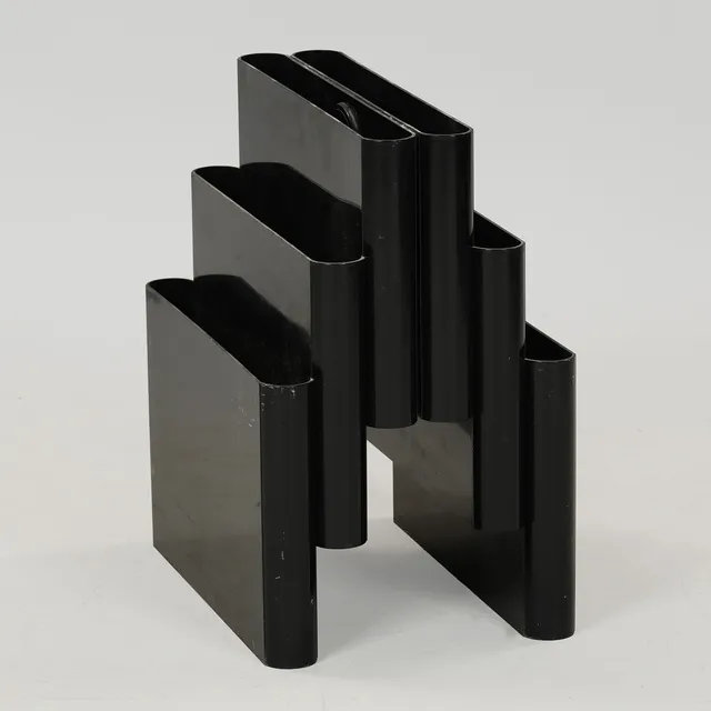 GIOTTO STOPPINO. Magasinholder af sort plastik, Kartell, Italien, 1970'erne.