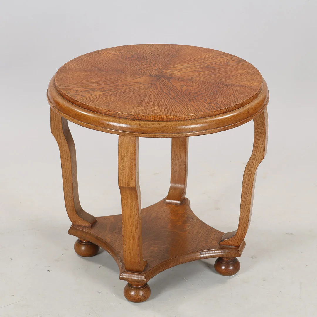 Cirkulært sofabord af egetræ med spejlskåret top, 1900-tallets første halvdel. — Coffee Tables — Palsgaard Kunstauktioner
