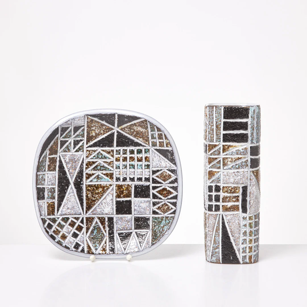 INGRID ATTERBERG. Vas samt fat, 2 dlr, "Tri", Upsala-Ekeby, 1960-tal. — European — Stockholms Auktionsverk Sickla