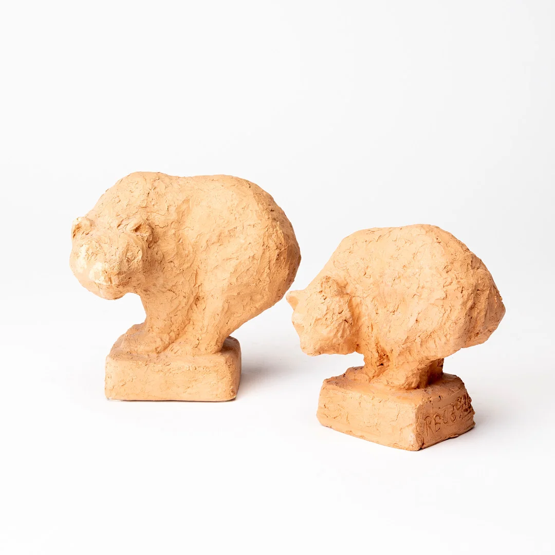 GEORG GANMAR. "Barnängen", 2 st skulpturer i form av björnar, förlagor, terrakotta, en signerad och daterad, 1993. — European — Auktionshuset Kolonn