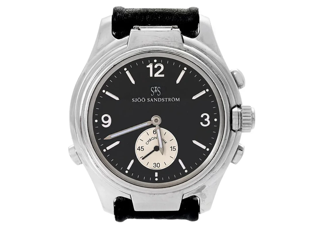 SJÖÖ SANDSTRÖM, Chronolink, Worldtimer UTC, "Racing", Cal S.1 (ETA 7001), Serie nr. 1854, Ref nr. WT 6202, herrur, 40 mm, stål/titan, analog/manuell, digital/quartz, safirglas, liten sekundvisare, läderband, originalspänne, ca 2005. — Klockor/Sjöö Sandström — Kaplans