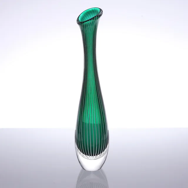 VICKE LINDSTRAND. Vas, glas, signerad " LH 1057 Kosta ".