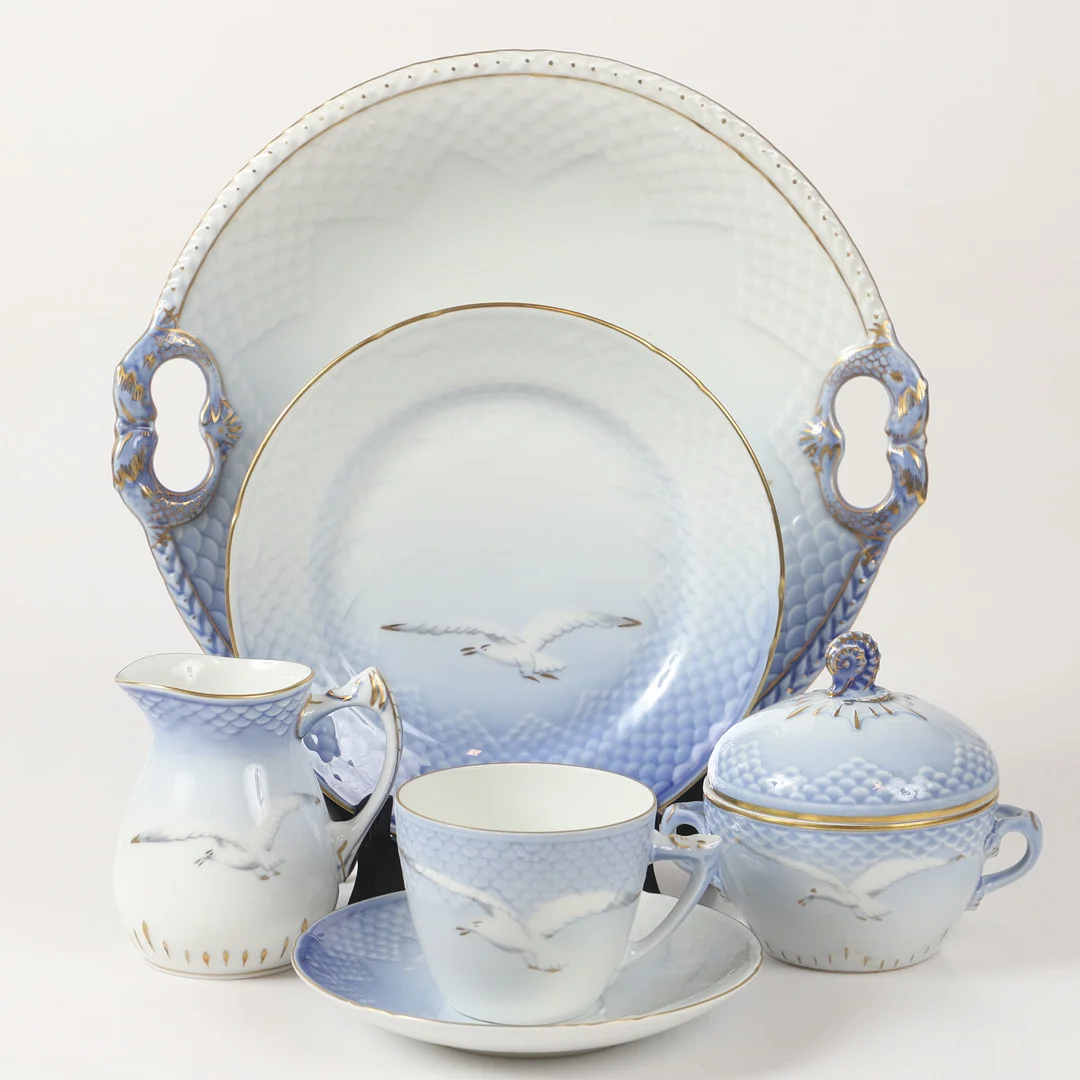 KAFFESERVIS, 25 delar, "Måsen", porslin, Bing & Gröndahl, Danmark. — Tableware — Helsingborgs Auktionskammare
