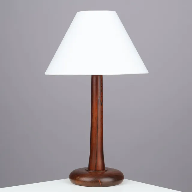 Dansk Design. Bordlampe af massiv palisander, Danmark, ca. 1960'erne.