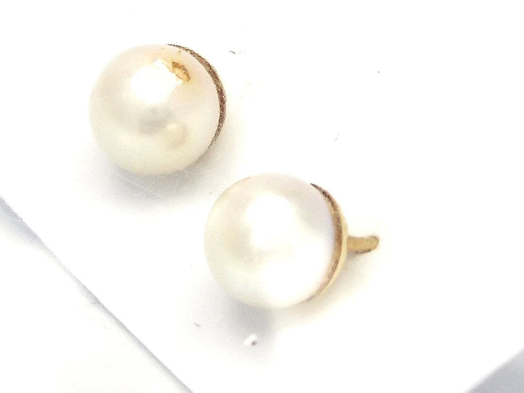 Örhängen 1 par 18K 1,2g, med odlade pärlor 6,4mm (1 skadad) — Smycken/Örhängen — Kaplans