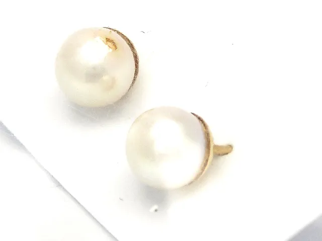 Örhängen 1 par 18K 1,2g, med odlade pärlor 6,4mm (1 skadad)