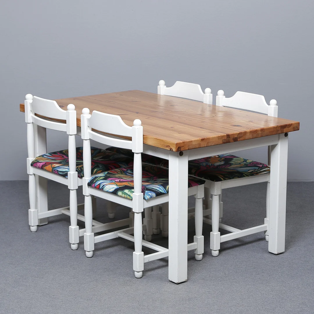 MATSALSBORD MED 4 STOLAR, FURU, 1970/1980-TAL, SENARE OMKLÄDDA SITSAR, SENARE BEMÅLAT (SANNOLIKT GILBERT MARKLUND). — Tables — Auktionskammaren Sydost Kalmar