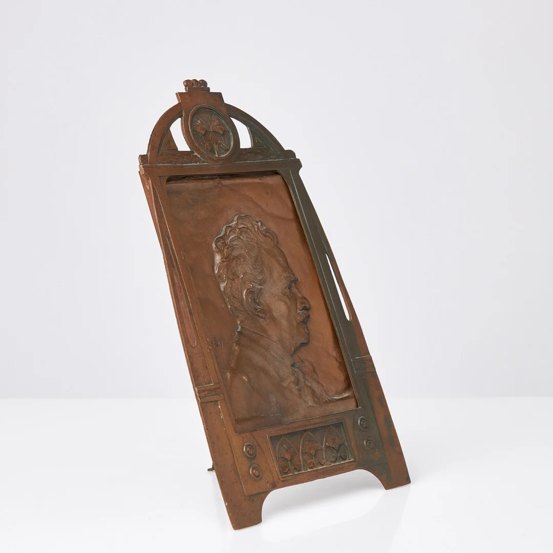 OTTO STRANDMAN (1871-1960). Porträtt av August Strindberg, patinerad koppar med samtida ram, signerad med monogram samt daterad 1907 i gjutningen. — Sculptures & Bronzes — Stockholms Auktionsverk Sickla