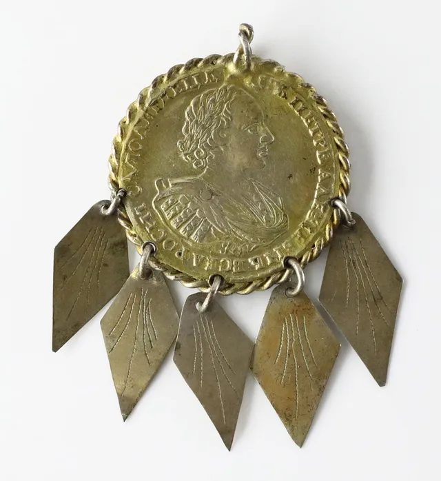 DRÄKTSMYCKE, sk kedjepenning/sellpenning, guldförgyllt silver, Bjuråker, Hälsingland, 1700-tal.