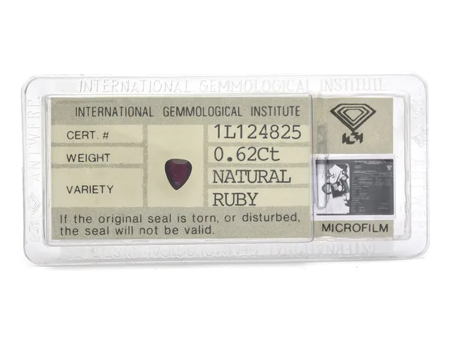 RUBIN, droppformad, 0,62 ct, IGI cert 1L124825, förseglad.