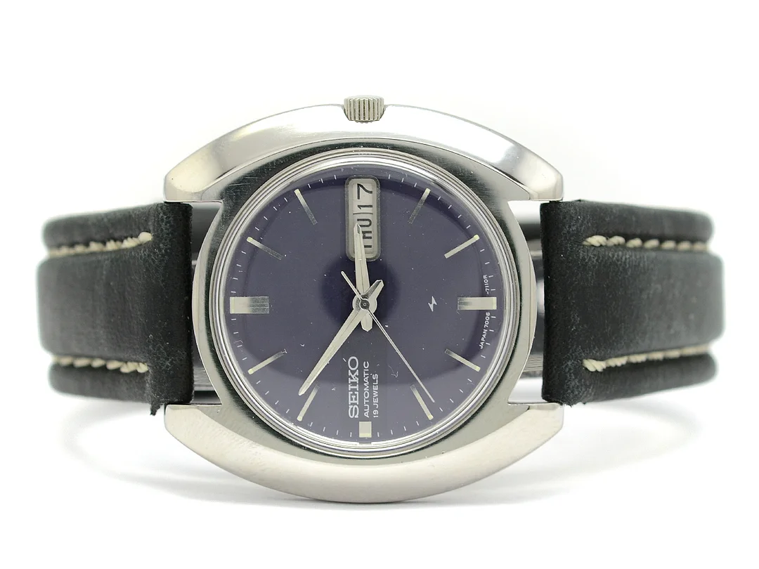 SEIKO, herrur, 40 mm, Cal 7006 A, Serie nr. 421259, Boett nr. 7006-7020, stål, automatisk, plexiglas, dag, datum, skadad urtavla, läderband, ca 1974. — Klockor/Seiko — Kaplans