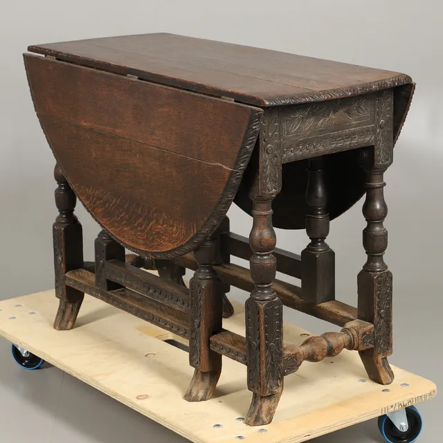 A 19TH CENTURY OAK GATELEG TABLE.