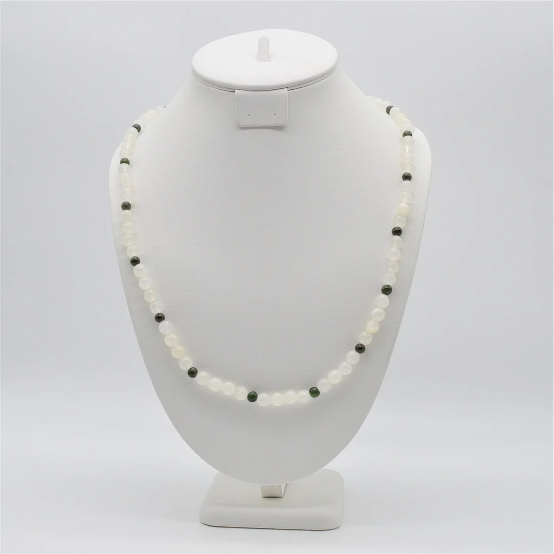 EDELSTEINCOLLIER AUS HELLER UND DUNKLER JADE. — Necklace — Kunst- und Auktionshaus Kleinhenz