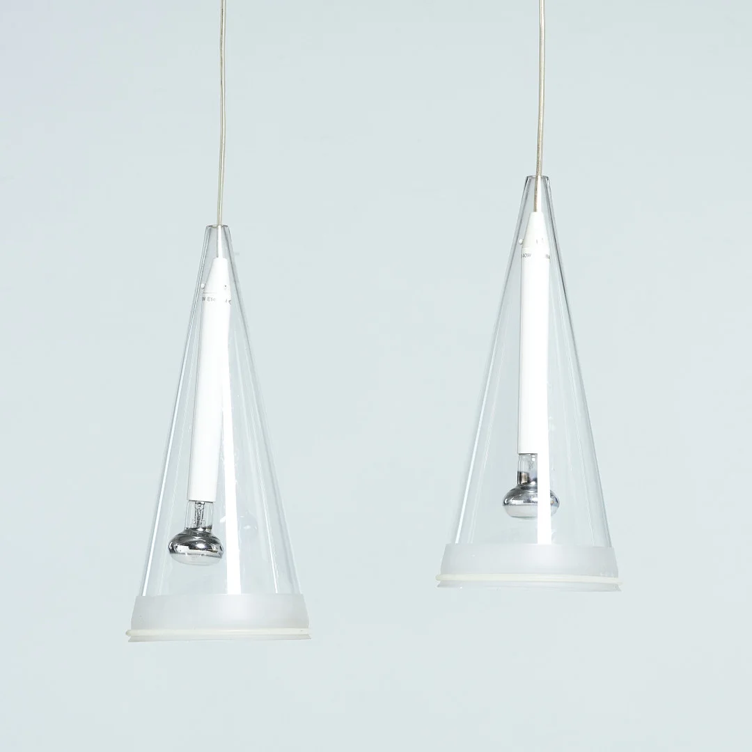 ACHILLE CASTIGLIONI. "Fucsia 1", 1 par taklampor, Flos, Italien, formgivningsår 1996, konformade glaskupor med frostad kant. — Ceiling lights — Stockholms Auktionsverk Sickla