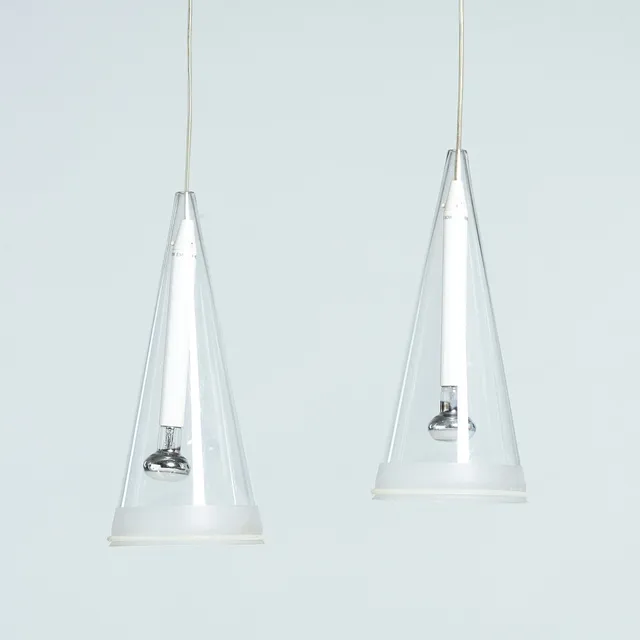 ACHILLE CASTIGLIONI. "Fucsia 1", 1 par taklampor, Flos, Italien, formgivningsår 1996, konformade glaskupor med frostad kant.