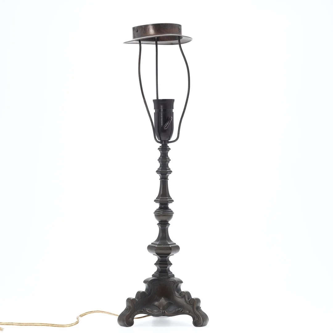 Bordlampe af patineret bronze, 1900-tallets første halvdel. — Table Lamps — Palsgaard Kunstauktioner