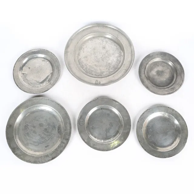 A COLLECTION OF 18TH AND 19TH CENTURY PEWTER PLATES (6).