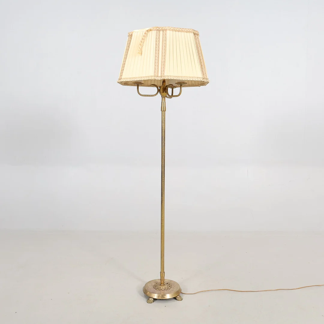 GOLVLAMPA mässing 1900-tal. — Floor lights — Höörs Auktionshall