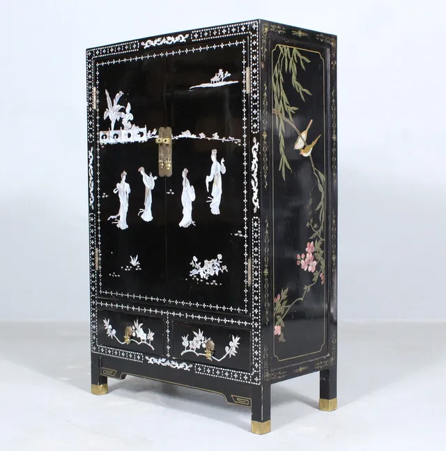 Chinesischer Lackschrank mit Malerei.