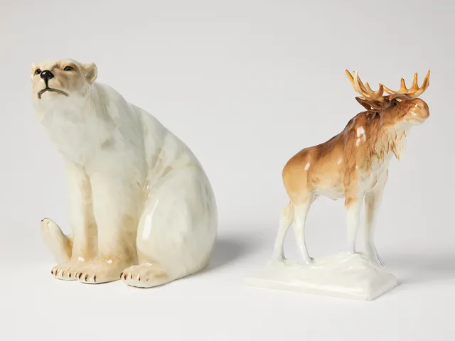 WALDEMAR LINDSTRÖM. figuriner, 2 st, porslin, Rörstrand, 1900-talets början. Älg och isbjörn.