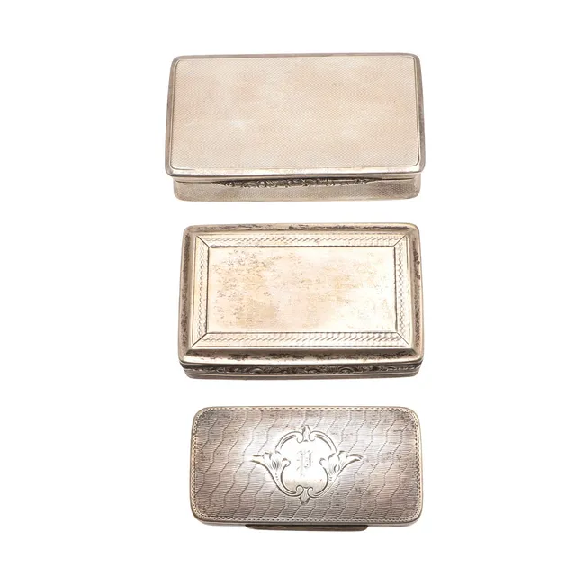 A VICTORIAN SILVER SNUFF BOX.