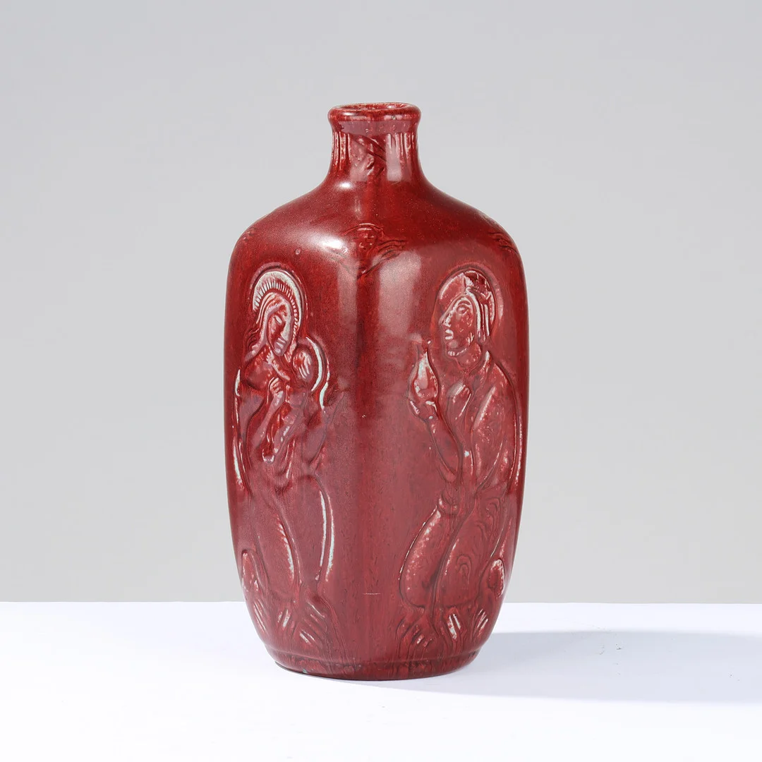 JAIS NIELSEN (1885-1961). Vase af glaseret stentøj med relief af "Kongernes Tilbedelse", Royal Copenhagen, 3543, Danmark. — European — Palsgaard Kunstauktioner
