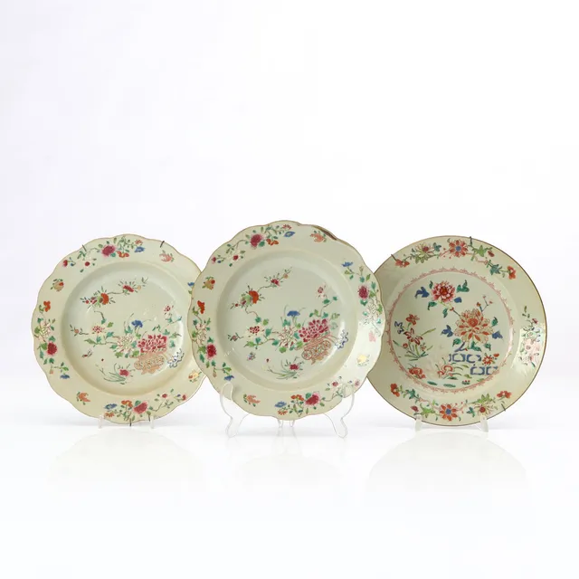 TALLRIKAR, TRE ST. Porslin med famille rose-dekor. Kina, 1700-tal.