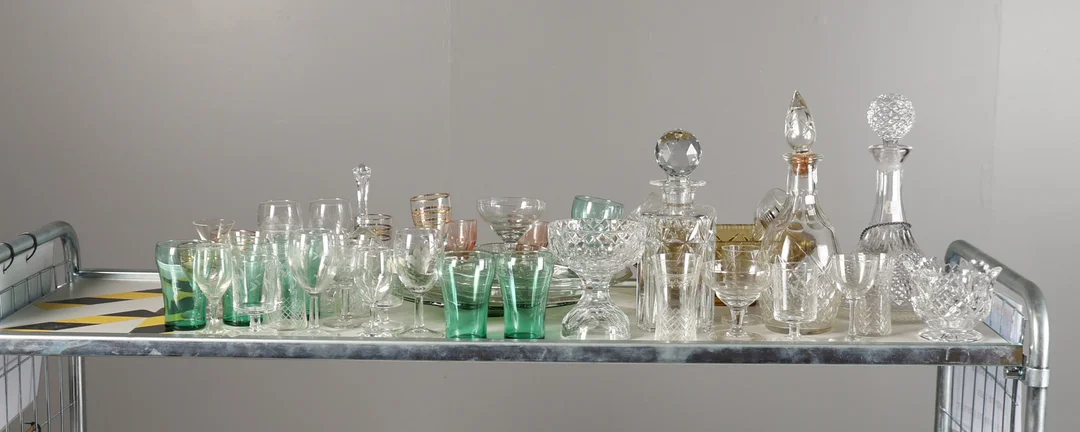 A COLLECTION OF VARIOUS GLASSWARE (QTY). — Art glass — Bishop & Miller