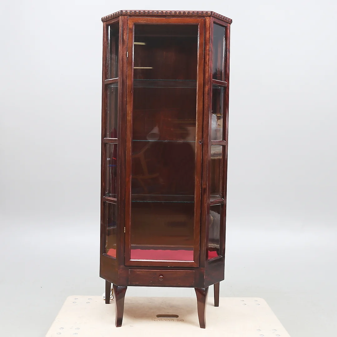 VITRINSKÅP, 1900/2000-tal. — Cupboards, Cabinets & Shelves — Auktionshuset Kolonn