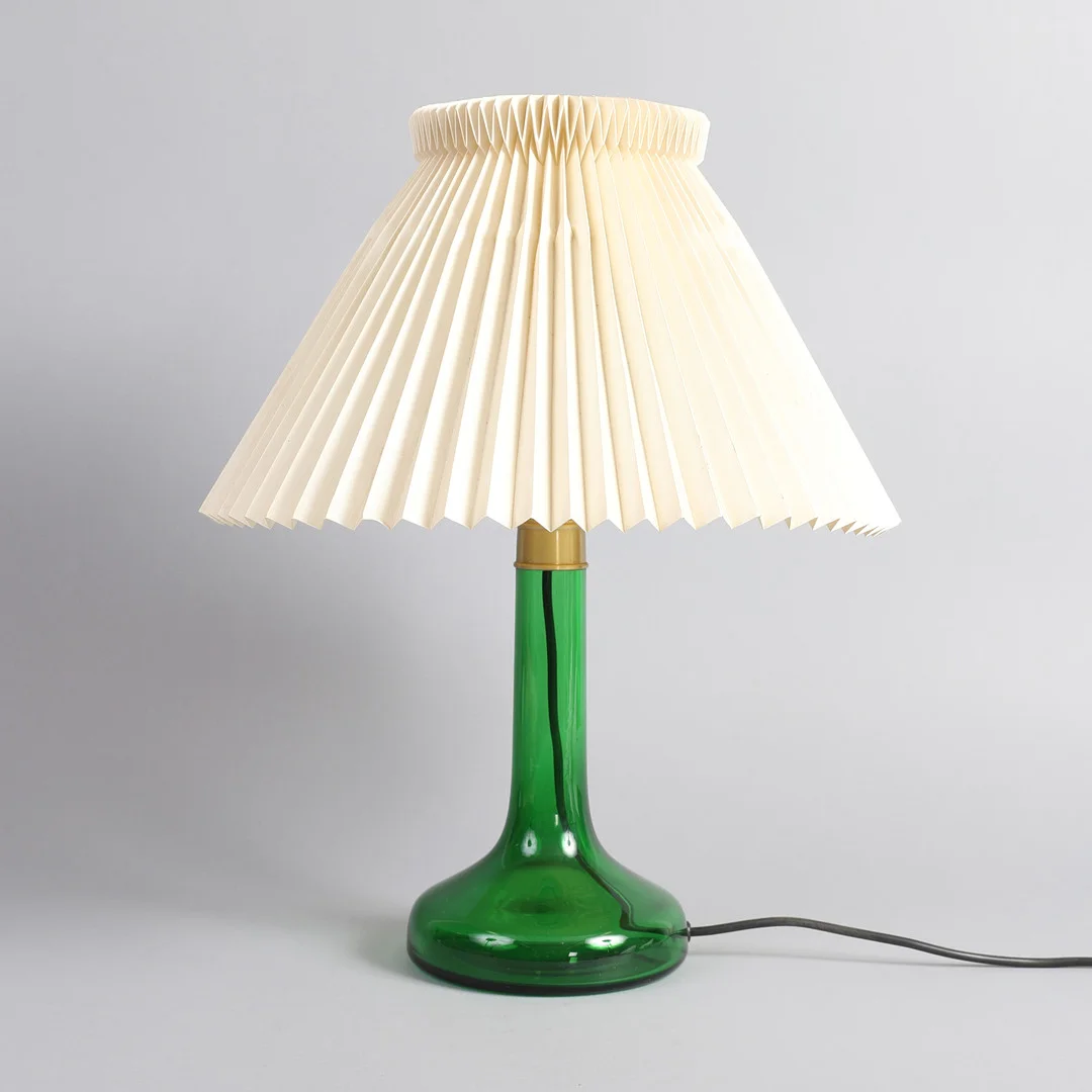 GUNNAR BIILMANN PETERSEN. Le Klint / Holmegaard. Bordlampe af grønt glas, model 343. — Table Lamps — Bidstrup Auktioner