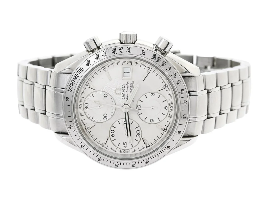 OMEGA, Speedmaster, Date, "Tachymetre", Chronometer, Cal 1164 (B), Verk nr. 81634324, Serie nr. 81634324, PIC nr. 3211.30.00, Ref nr. ST 378.055, Boett nr. 178.0055 (LL), kronograf, herrur, 40 mm, stål, automatisk, safirglas, datum, defekt (akut servicebehov, se fördjupad info), skadad bezel, originallänk, viklås, Ref nr. 1564/975, cert (ej komplett), ca mars 2008, box (skadad), ytterkartong. — Klockor/Omega — Kaplans