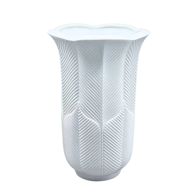 AK KAISER. BISKUITPORZELLANVASE IM FLORALEM DESIGN.