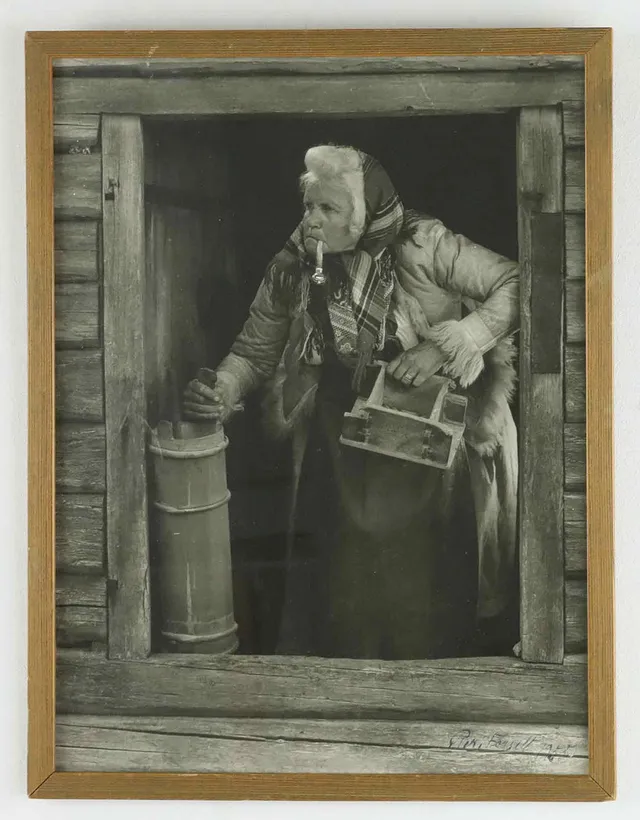 PER FORSELL (1898-1979). Fotografi, äldre kvinna med rökpipa, signerad och daterad P. Forsell 1955.