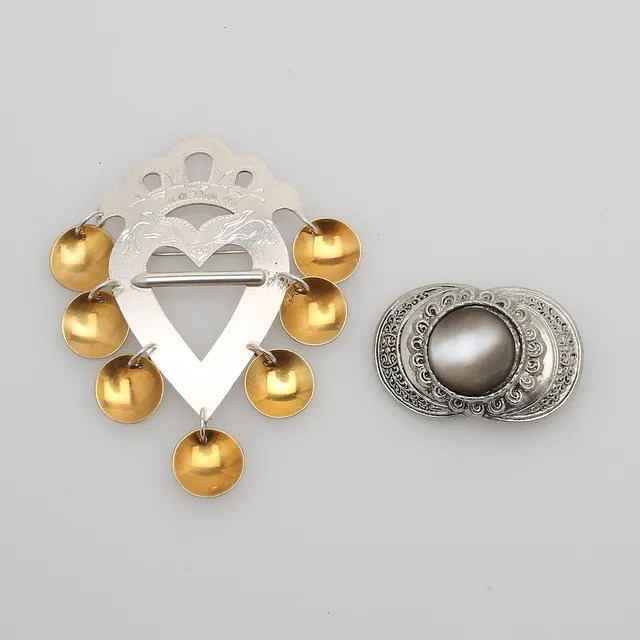 DRÄKTSMYCKE, silver samt BROSCH, tenn.
