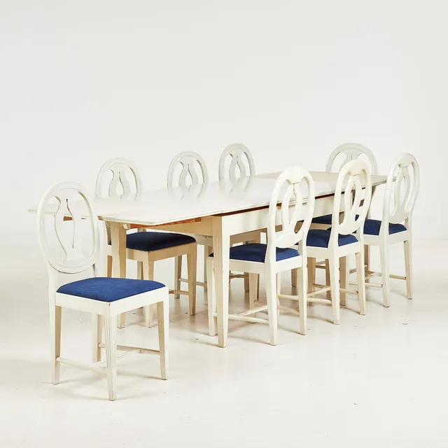MATGRUPP. Bord, 7 st stolar, Gustaviansk stil, stolar svenska modellen, bord med 2 st utdragbara skivor, vitlackerat, stolar med stoppad textilsits.