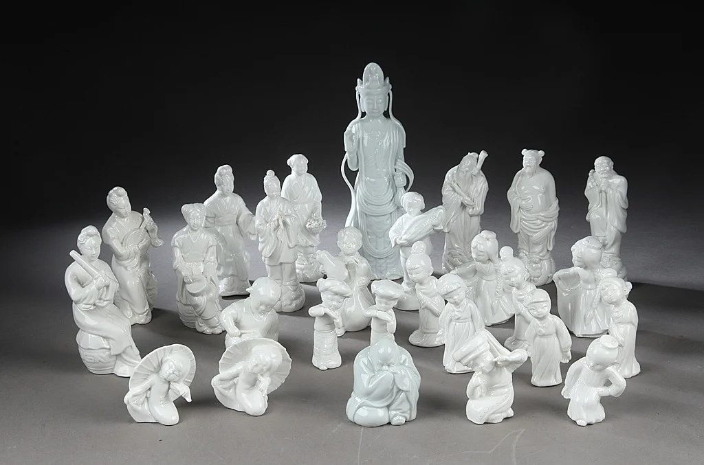 En samling kinesiske figurer af porcelæn (27) — Hobby and collectibles/Asian art — Lauritz