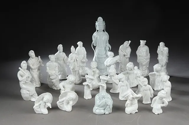 En samling kinesiske figurer af porcelæn (27)