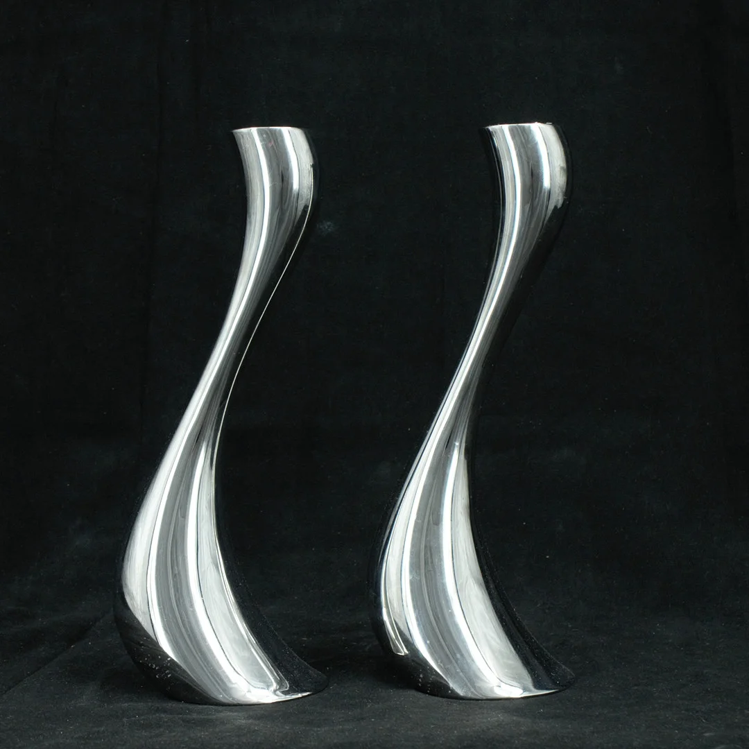 CONSTANTIN WORTMANN. Ljusstakar, 2 st, "Cobra", metall, Georg Jensen, 1900-talets andra hälft, Danmark. — Candlesticks — Höganäs Auktionsverk