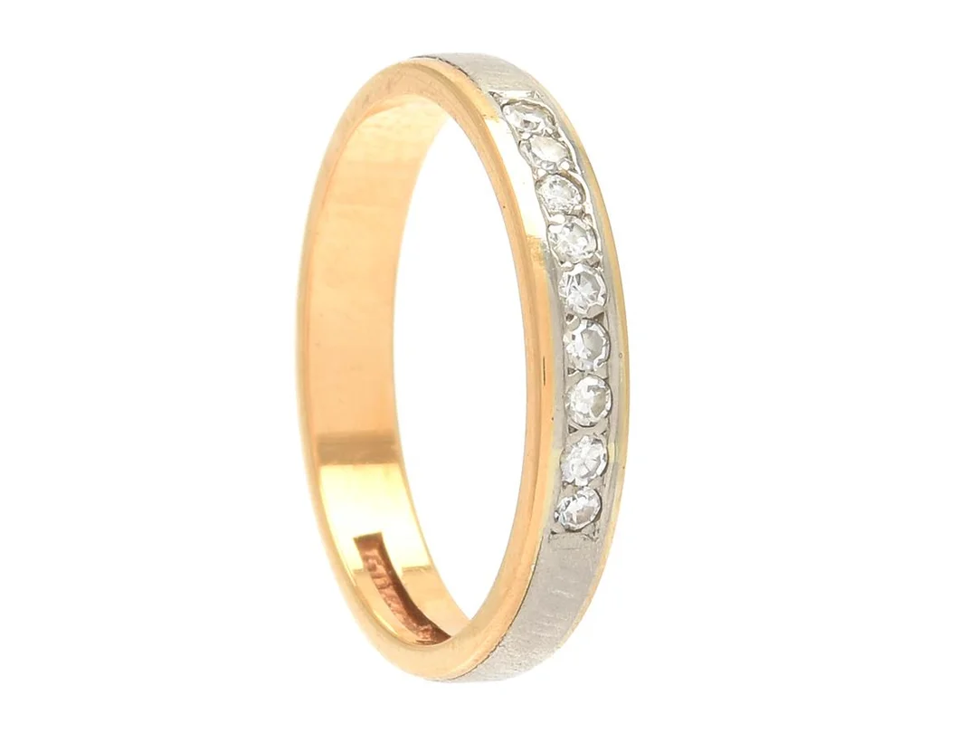 ALLIANSRING, 18K guld/vitguld, åttkantslipade diamanter ca 0,09 ctv, stl 15,5 mm, vikt 2,3 g. — Smycken/Alliansring — Kaplans