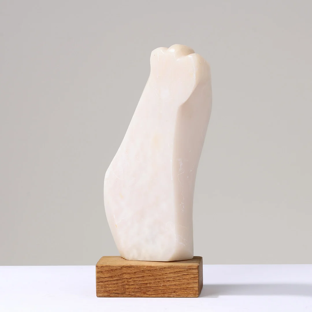 UBEKENDT KUNSTNER. Organisk skulptur af alabast på base af egetræ, usigneret. — Sculptures & Bronzes — Palsgaard Kunstauktioner